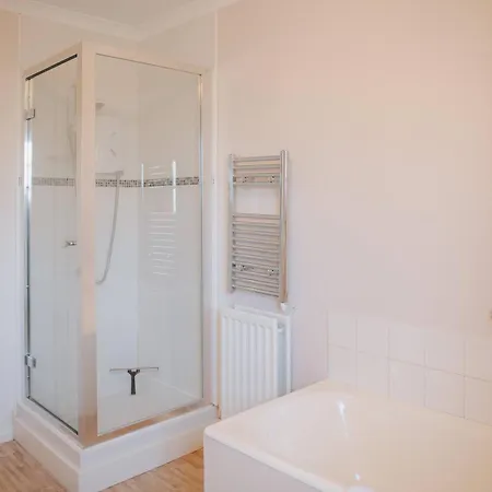 Traditional 3-bed Near Richmond By Mcpi Hosting, Ideal For Families & Groups